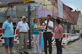 27.07.2012 - Richtfest beim Evang. Gemeindehaus in Rottenburg-Eckenweiler. OB Neher (2.v.rechts) läßt sich von der Architektin Birgit Theobold (rechts) das Modell erläutern. 