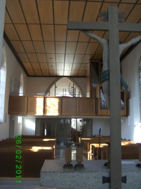 Lichtdurchfluteteter Kircheninnenraum der Evang. Alban Kirche in Heilbronn-Frankenbach nach der Innensanierung